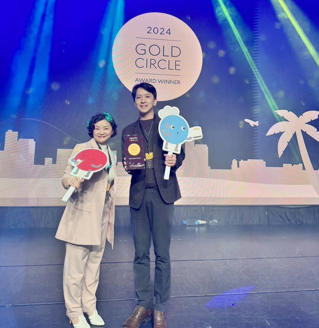 Agoda大中華區總經理Angel Huang(左起)、巨宇翔集團CEO總經理蔡政豪代表領獎